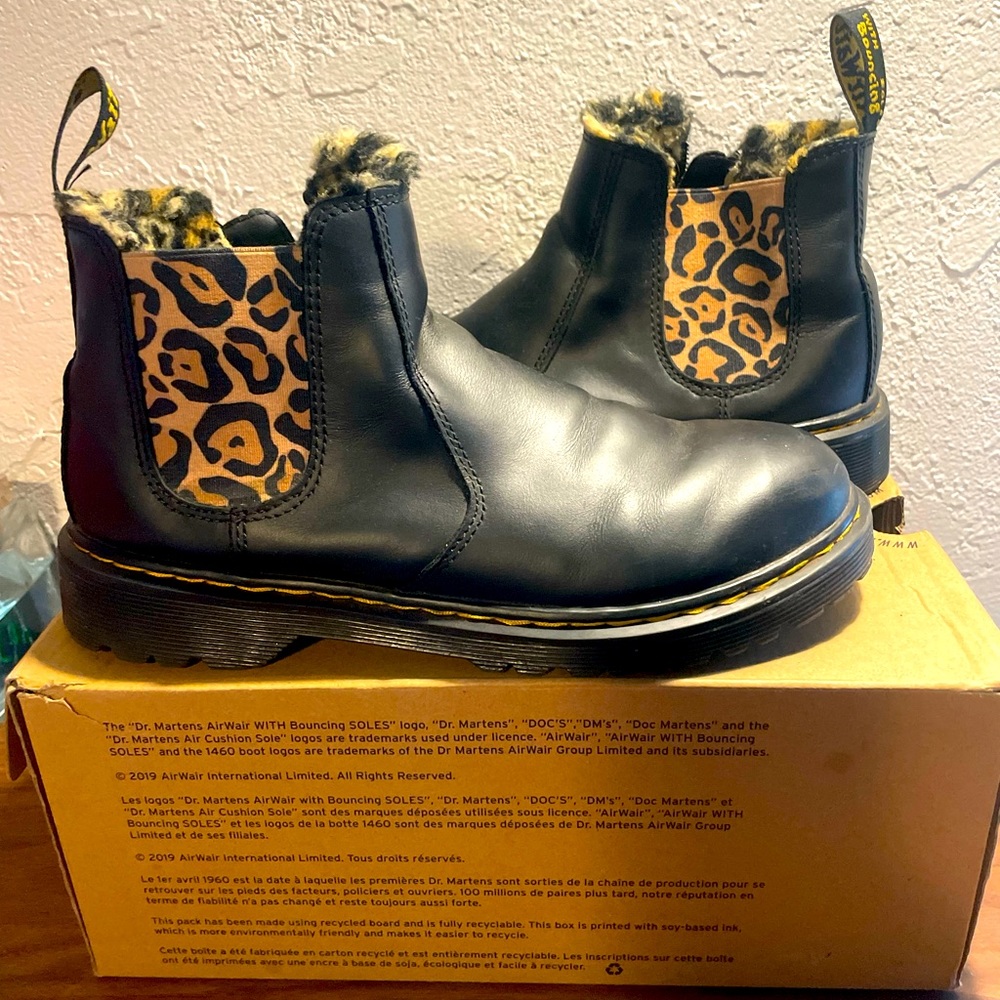 Dr. Marten’s Ankle Boots Black Leather w/Leopard Faux Fur. Size 7.